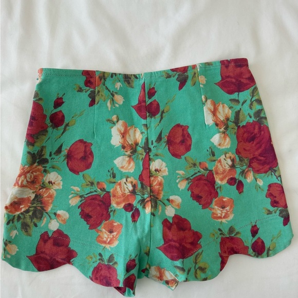 Floral booty shorts - Picture 2 of 3